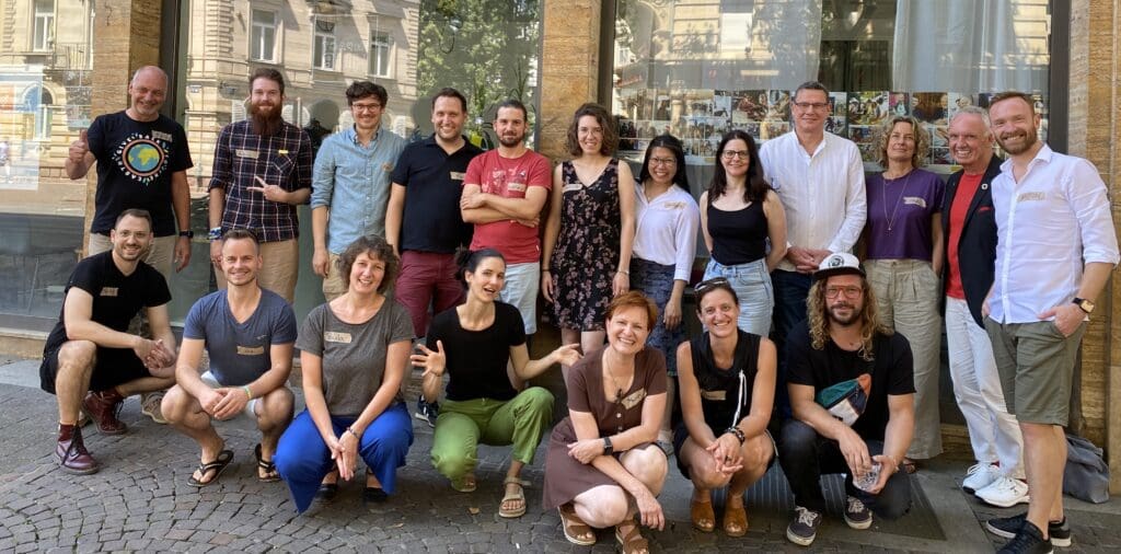 Ein Gruppenbild mit fast 20 Genossenschaftsmitgliedern des Impact Hub Karlsruhe