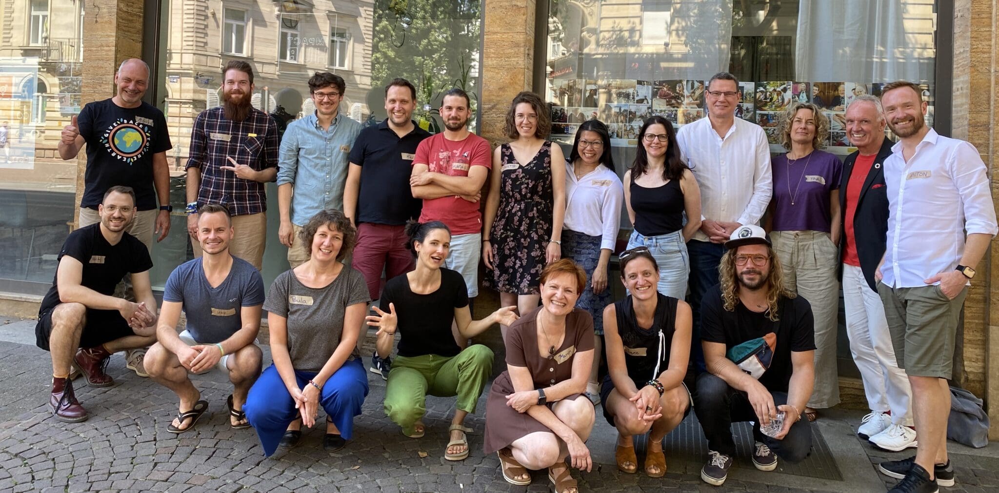 Ein Gruppenbild mit fast 20 Genossenschaftsmitgliedern des Impact Hub Karlsruhe